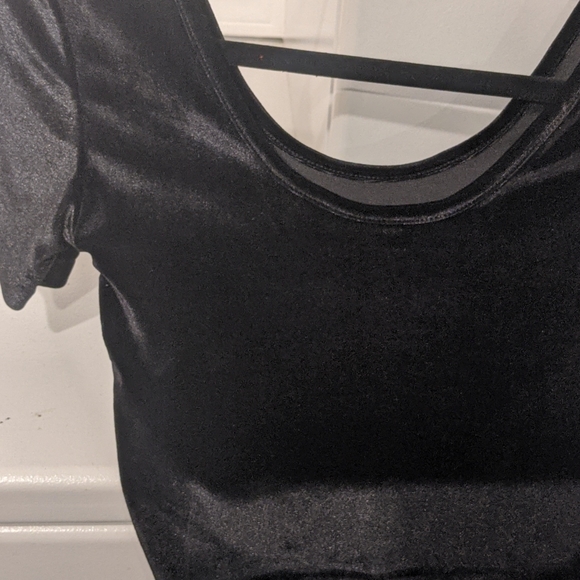 Black velvet crop top - Picture 2 of 3